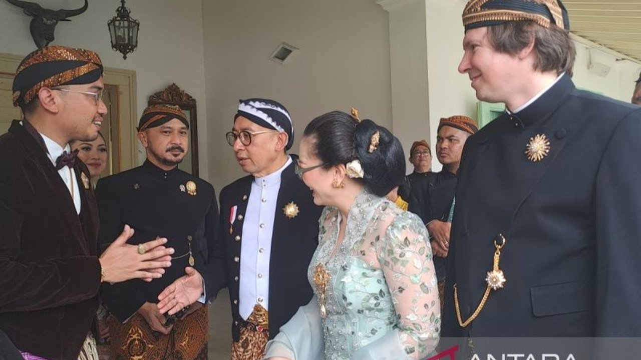 Menteri Kebudayaan Fadli Zon memuji Tingalan Jumenengan KGPAA Mangkunegara X sebagai bagian penting kekayaan budaya Indonesia dan mendorong revitalisasi keraton melalui kemitraan publik-swasta.