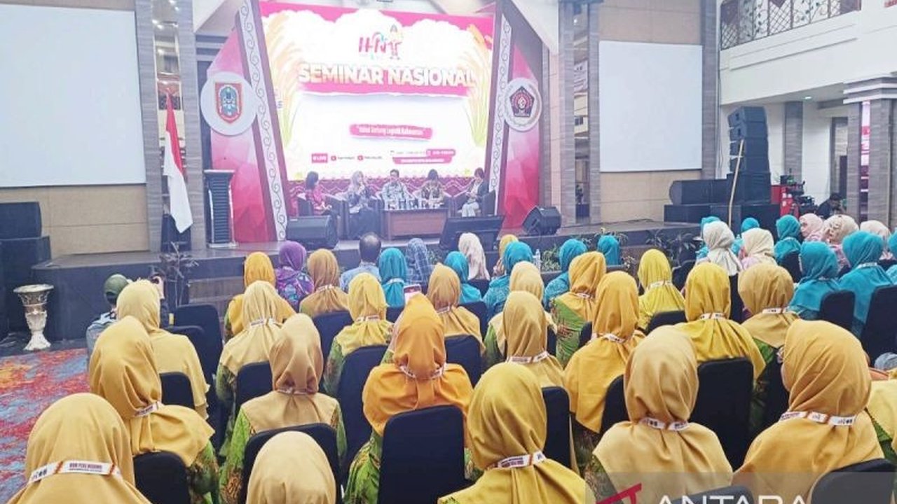 Hari Pers Nasional (HPN) 2025 di Kalimantan Selatan menekankan peran krusial perempuan dalam membangun pondasi keluarga untuk mencetak generasi emas Indonesia 2045, dimulai dari pendidikan karakter dan akhlak.