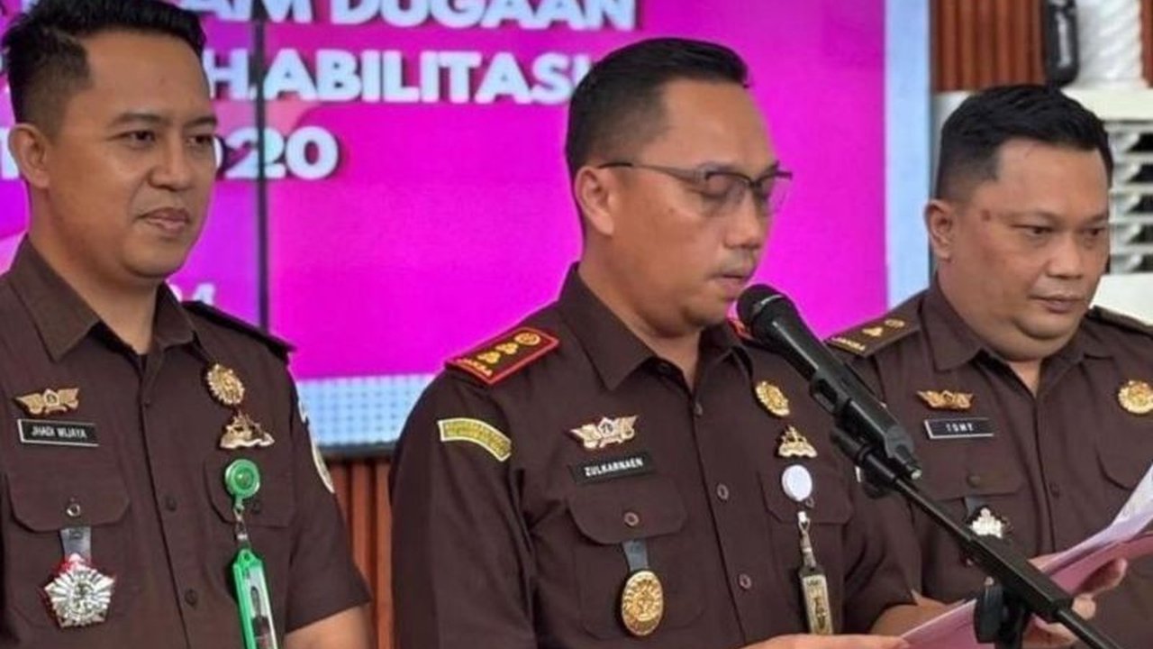 Direktur Utama PT PUG, HID, ditahan Kejari Sinjai terkait korupsi proyek rehabilitasi irigasi Apparang tahun 2020 senilai Rp7,5 miliar yang merugikan negara Rp1,78 miliar lebih.