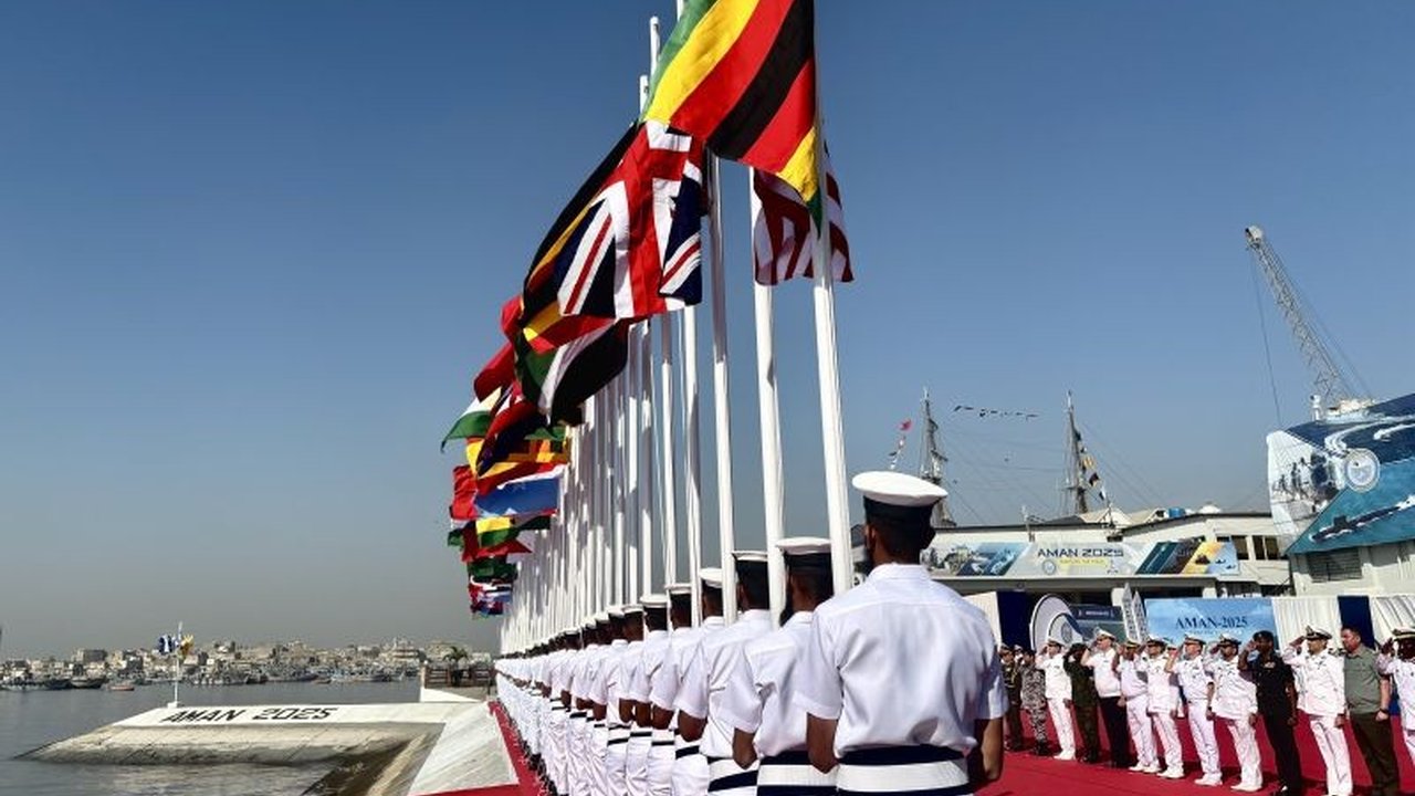 Latihan perang multilateral AMAN-25 di Karachi, Pakistan, mempertemukan 60 negara untuk meningkatkan kemampuan menghadapi terorisme dan bajak laut di Samudra Hindia, termasuk Indonesia yang mengirimkan KRI Bung Tomo-357.