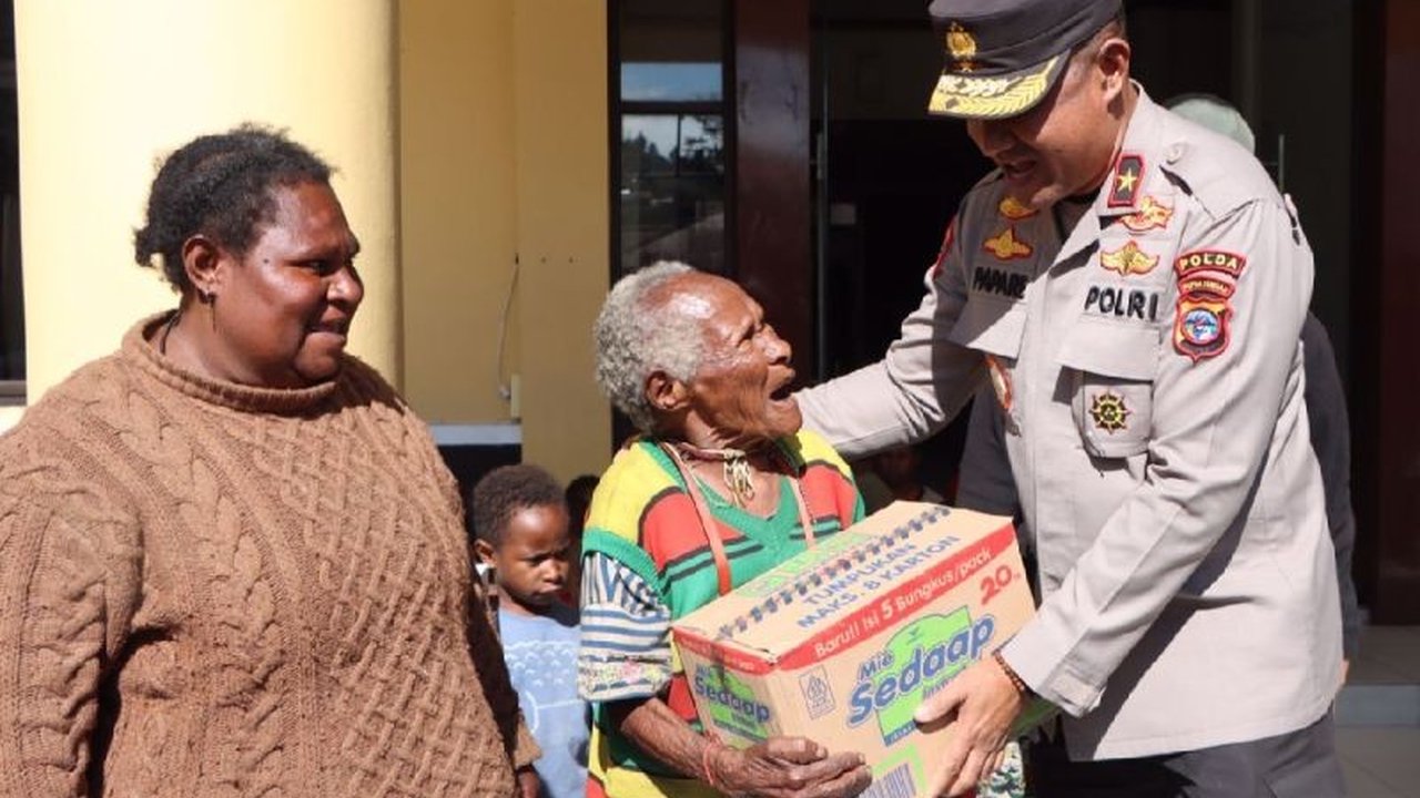 Pertikaian antar pendukung paslon di Puncak Jaya, Papua Tengah mengakibatkan 800 warga mengungsi ke berbagai lokasi aman, sementara aparat keamanan berupaya menjaga kondusifitas daerah.