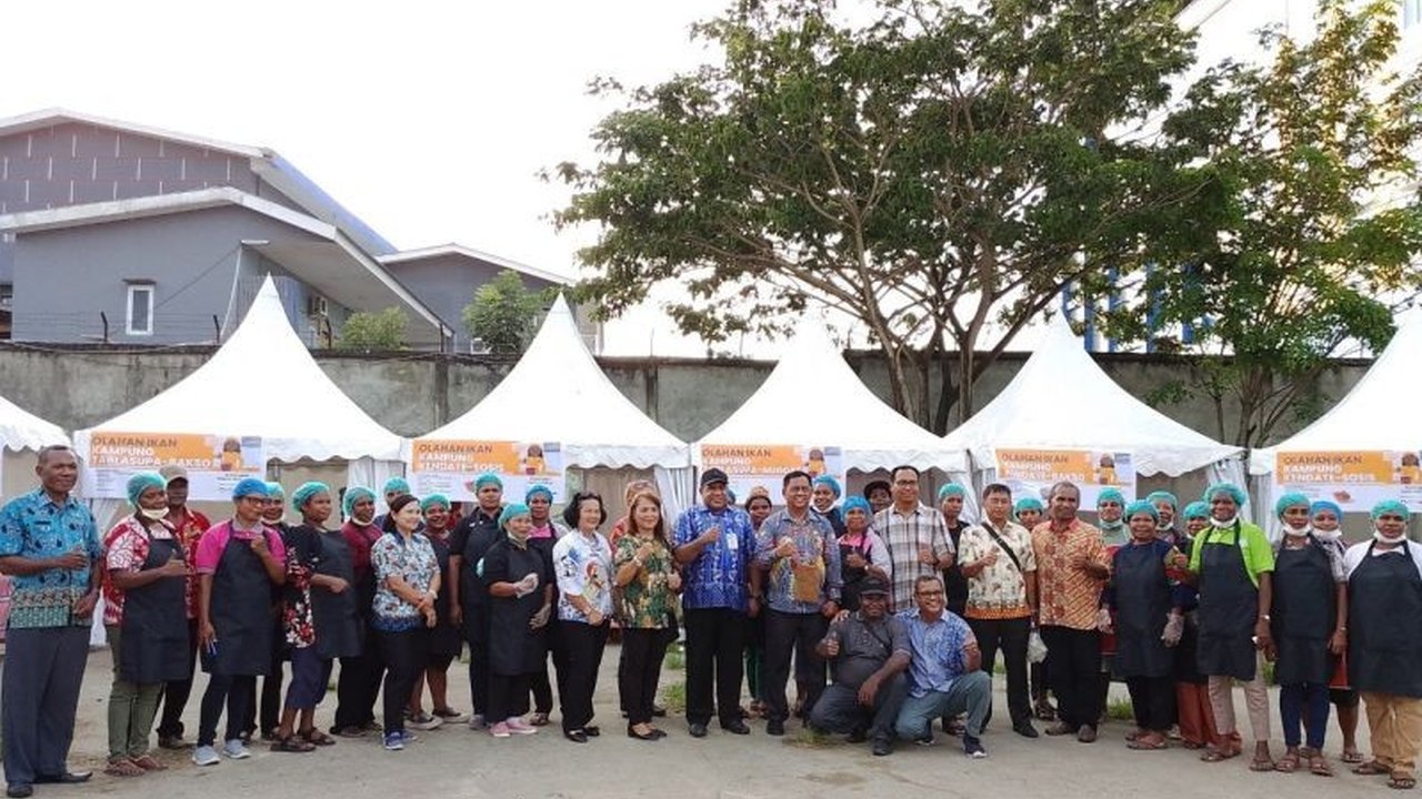 Pemerintah Kabupaten Jayapura berkolaborasi dengan Kopernik, lembaga swadaya masyarakat asal Jepang, menggelar Pasar Akhir Pekan untuk mendorong UMKM lokal menampilkan produk unggulan berkelanjutan, khususnya olahan ikan tuna dan kakao.