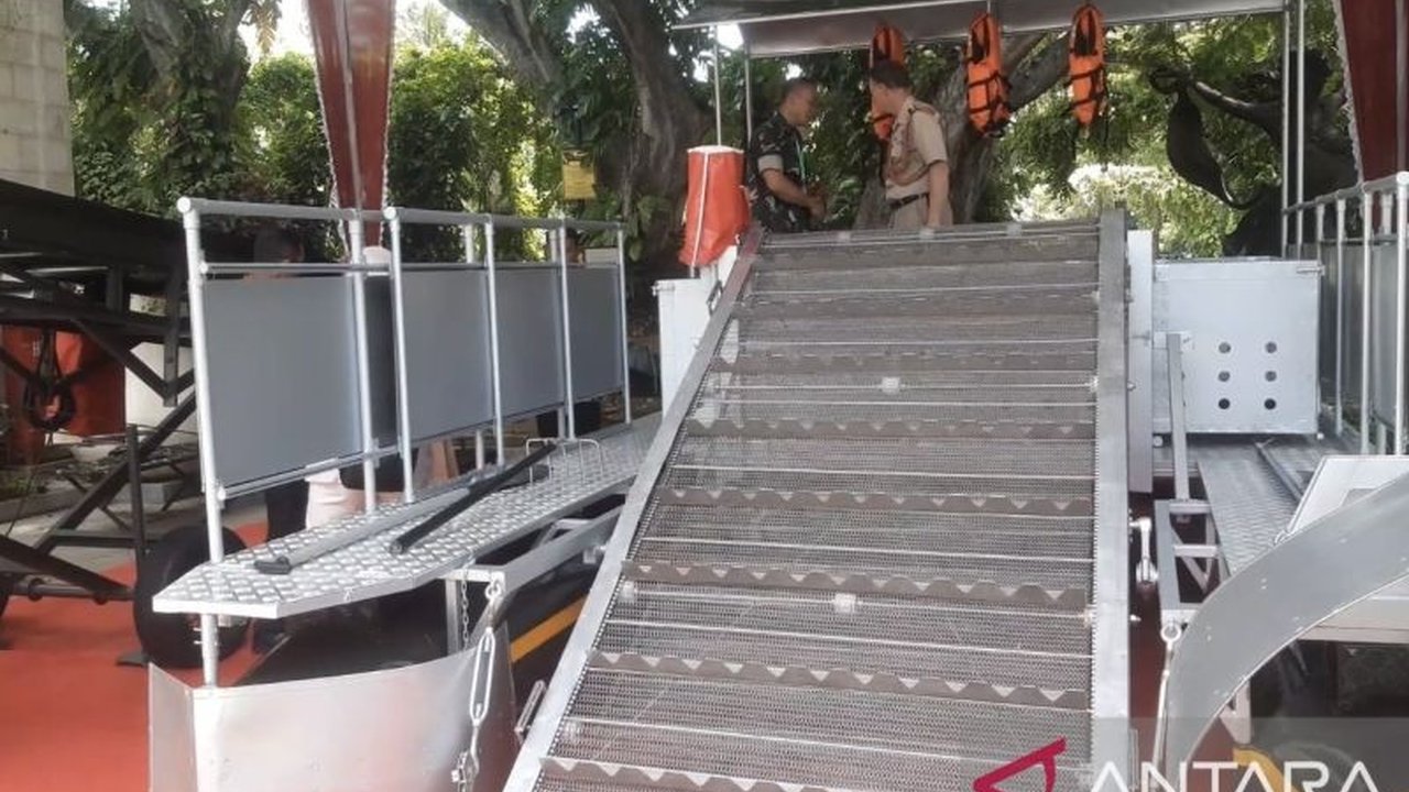 TNI Angkatan Darat meluncurkan inovasi ponton penarik sampah di Bali Ocean Days 2025 untuk mengatasi masalah sampah laut dan sungai di Bali, dengan target 100 unit ponton untuk pulau tersebut.