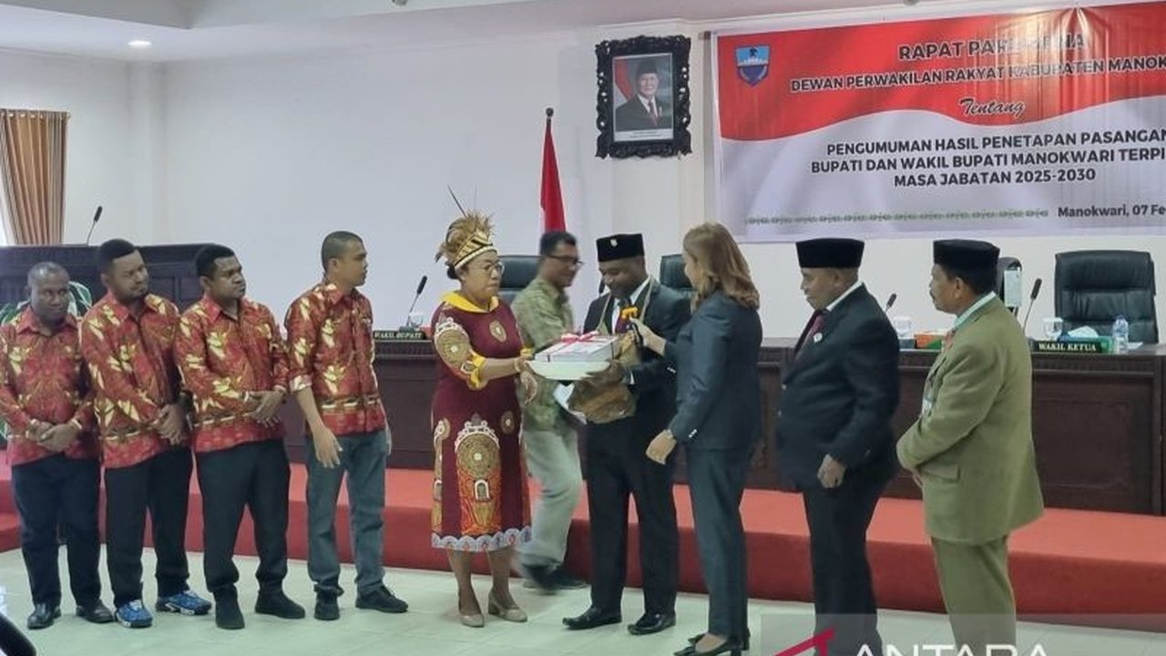 DPRK Manokwari telah menetapkan Hermus Indou dan Mugiyono sebagai Bupati dan Wakil Bupati terpilih Manokwari periode 2025-2030 dan akan segera mengirimkan berkas penetapan tersebut ke Kemendagri melalui Gubernur Papua Barat.