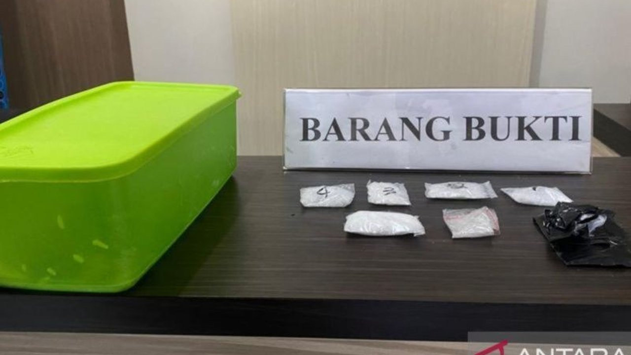 Polisi di Kendari menangkap seorang ibu rumah tangga (IRT) berusia 54 tahun karena diduga mengedarkan sabu seberat 6,85 gram, berdasarkan informasi dari masyarakat dan penyelidikan polisi.