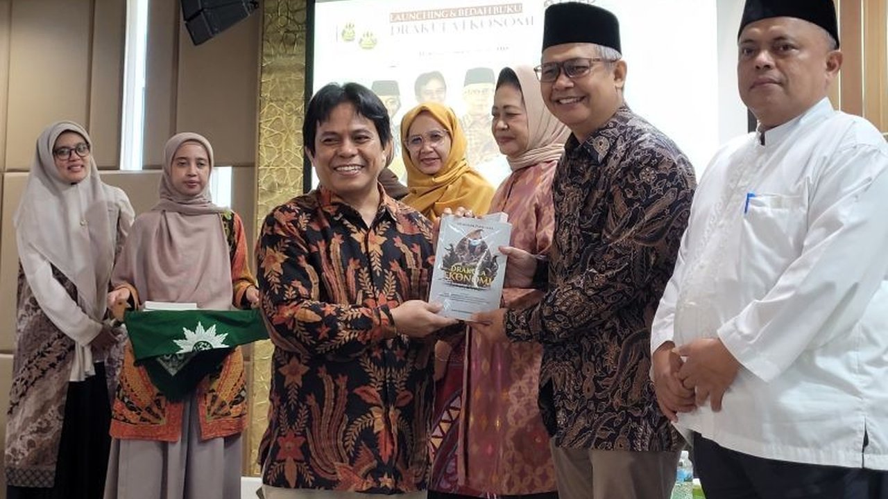 Buku 'Drakula Ekonomi' karya Mukhaer Pakkanna membahas eksploitasi industri tembakau di Indonesia, mulai dari sejarah hingga dampaknya terhadap petani dan generasi muda.