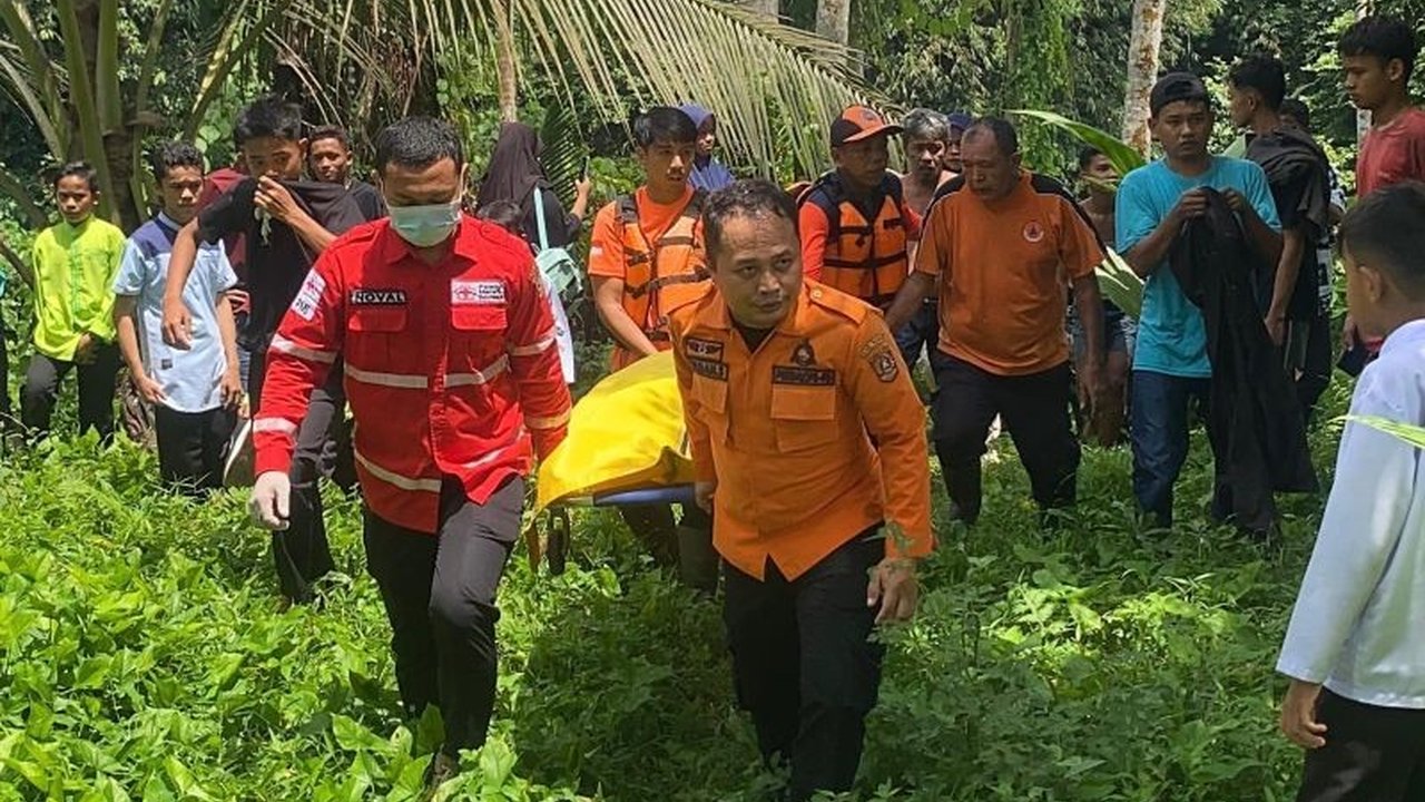 Tim gabungan berhasil menemukan Rosmaniar (70), warga Agam yang hilang sejak Selasa (4/2), dalam keadaan meninggal dunia di Sungai Batang Antokan pada Jumat (7/2) setelah pencarian selama tiga hari.