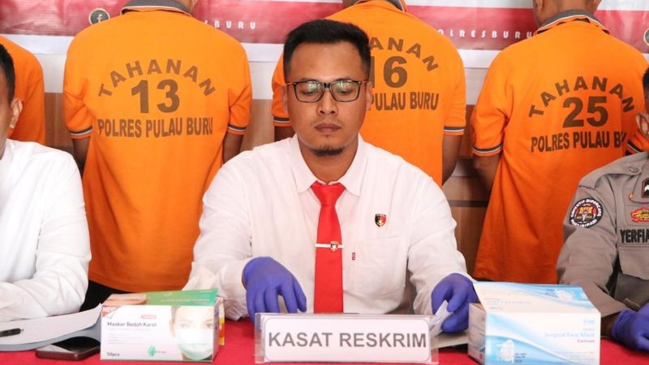 Polres Buru menangkap seorang pria 52 tahun karena diduga telah menyetubuhi anak kandungnya sendiri secara berulang kali sejak korban berusia 12 tahun hingga 14 tahun.