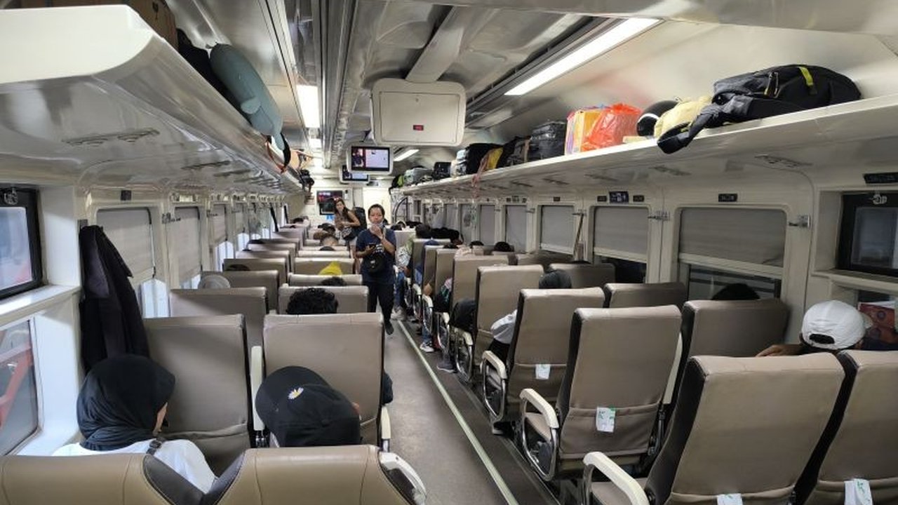 Daop 9 Jember menambah kapasitas tempat duduk kereta api untuk Lebaran 2025 menjadi 8.536 kursi per hari, meningkat 15 persen dari tahun sebelumnya, dengan pemesanan tiket dibuka 45 hari sebelum keberangkatan.