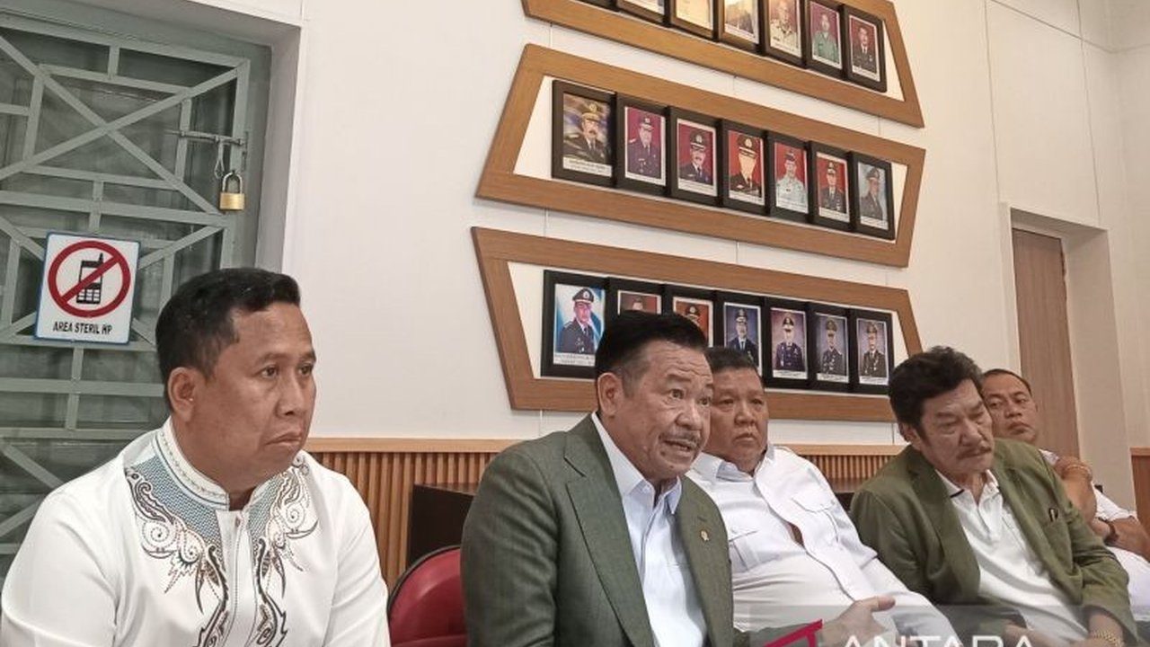 Wamenkumham Otto Hasibuan memastikan tujuh terpidana kasus pembunuhan Vina di Cirebon dalam kondisi baik, meskipun satu terpidana mengeluhkan sakit punggung akibat luka tembak peluru karet saat penangkapan.