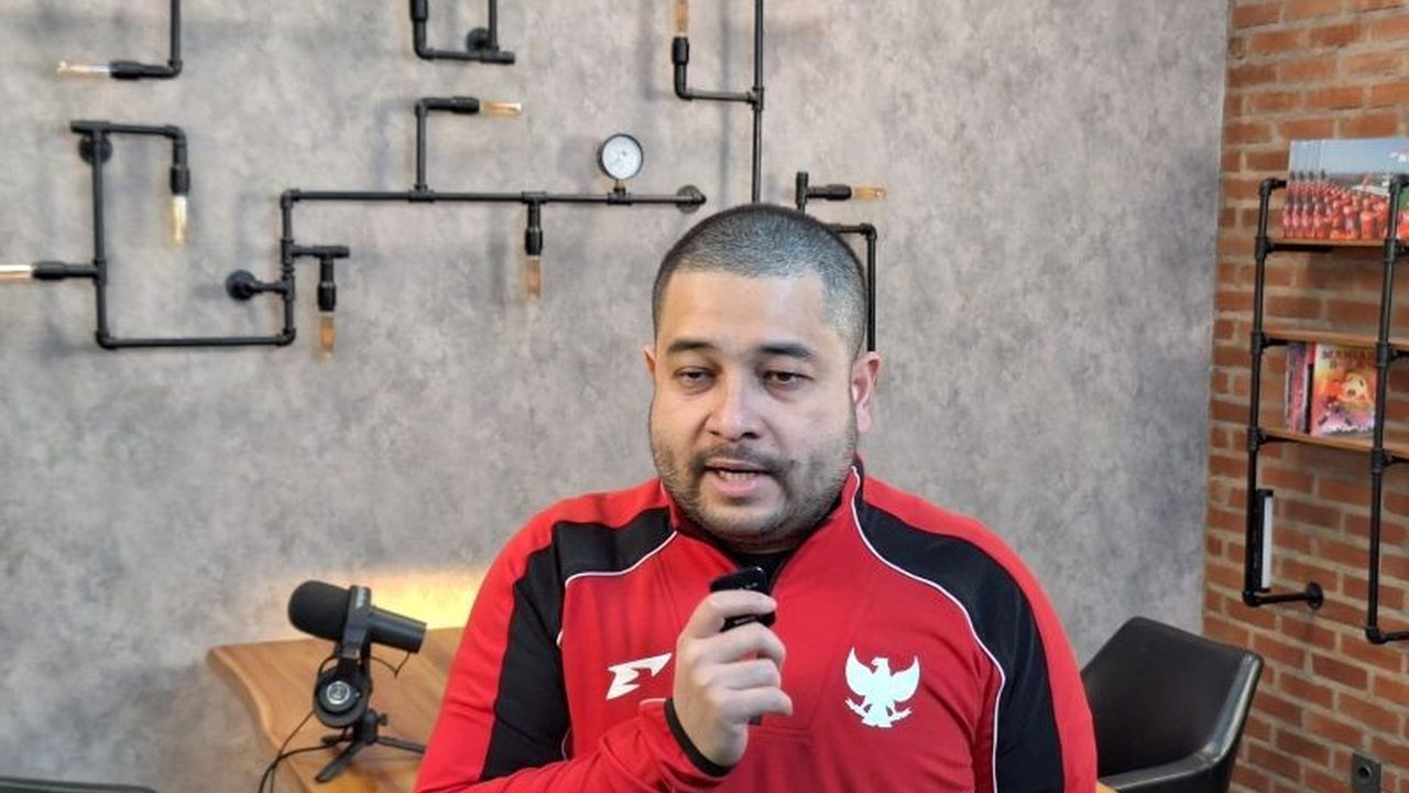 Pelatih Timnas Indonesia, Patrick Kluivert, memberikan masukan untuk meningkatkan kualitas jersey terbaru tim, yang kini menggunakan bahan mesh di bagian belakang untuk penyerapan keringat lebih baik.