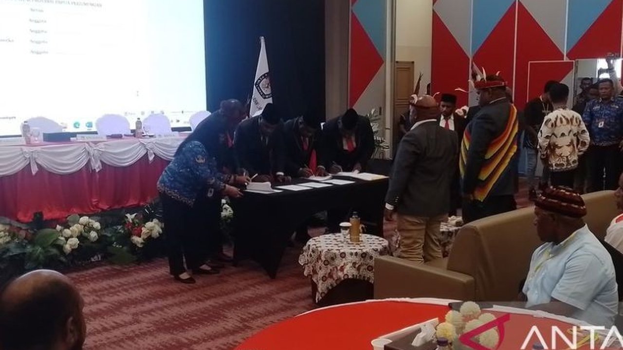 Athenius Murib-Ronny Elopere Resmi Menjadi Bupati dan Wabup Jayawijaya 2025-2030