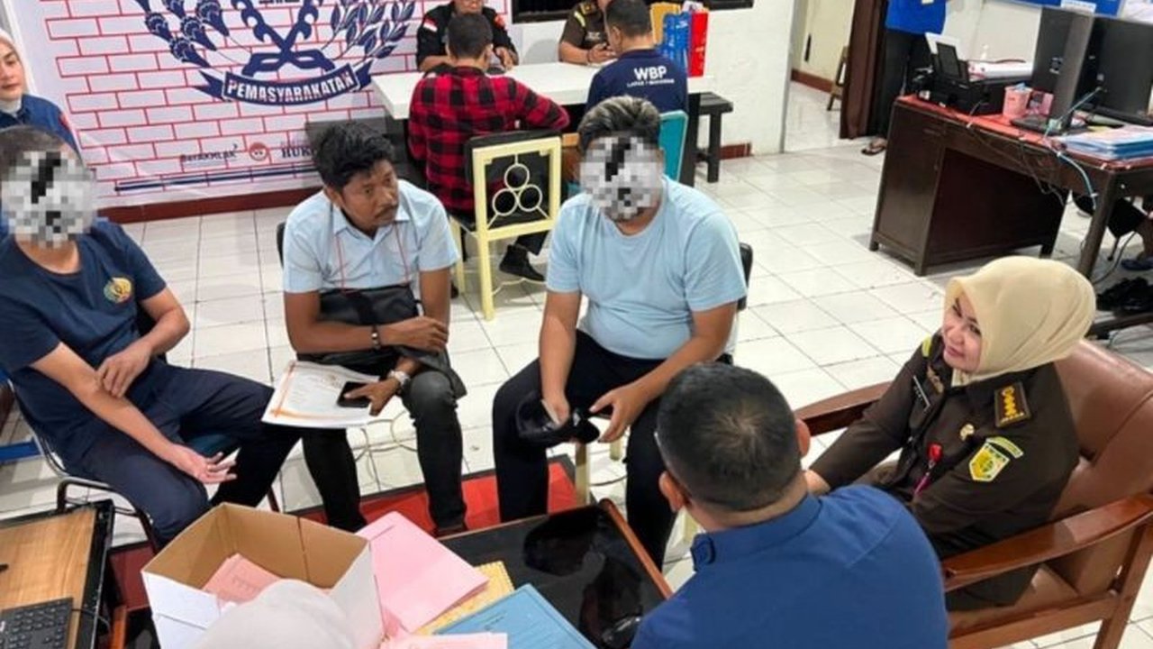 Kejaksaan Tinggi Sulawesi Selatan menahan tiga tersangka korupsi proyek pembangunan perpipaan air limbah Makassar senilai Rp68,7 miliar lebih, dengan kerugian negara mencapai Rp8,09 miliar.