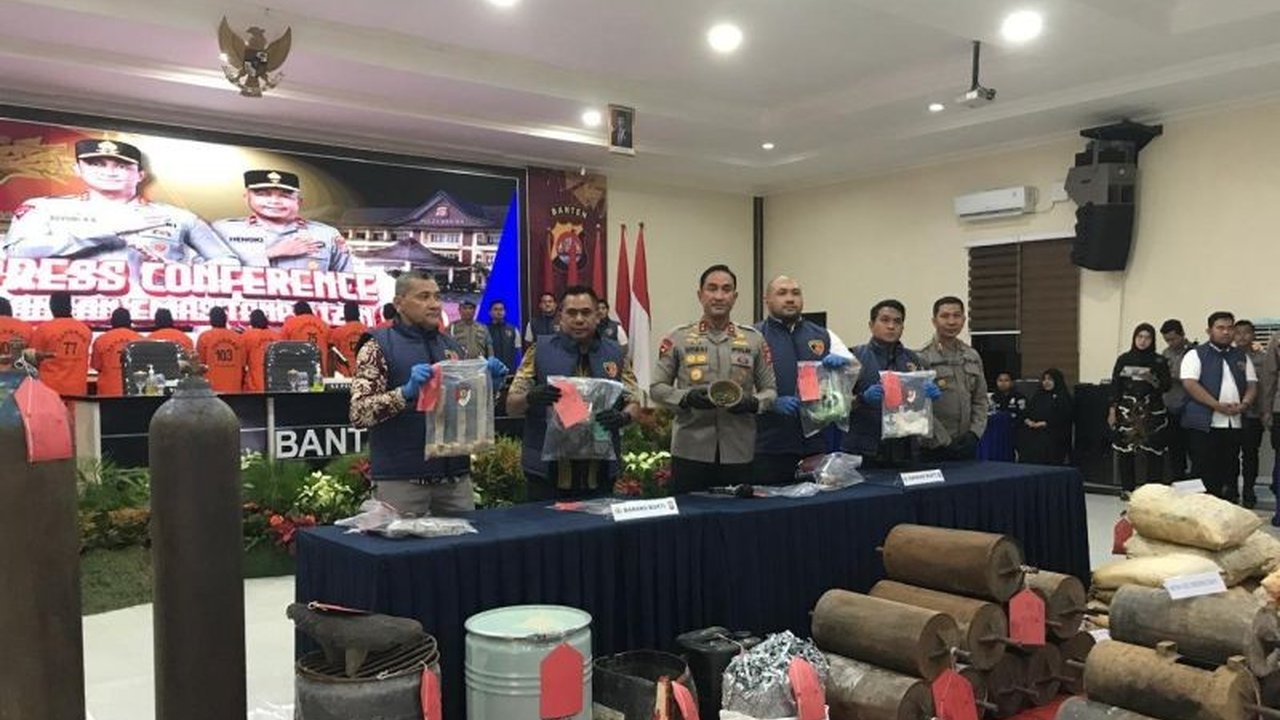 Polda Banten berhasil menangkap 10 tersangka penambang emas ilegal di Lebak, Banten, yang menyebabkan kerusakan lingkungan dan pencemaran akibat penggunaan bahan kimia berbahaya.