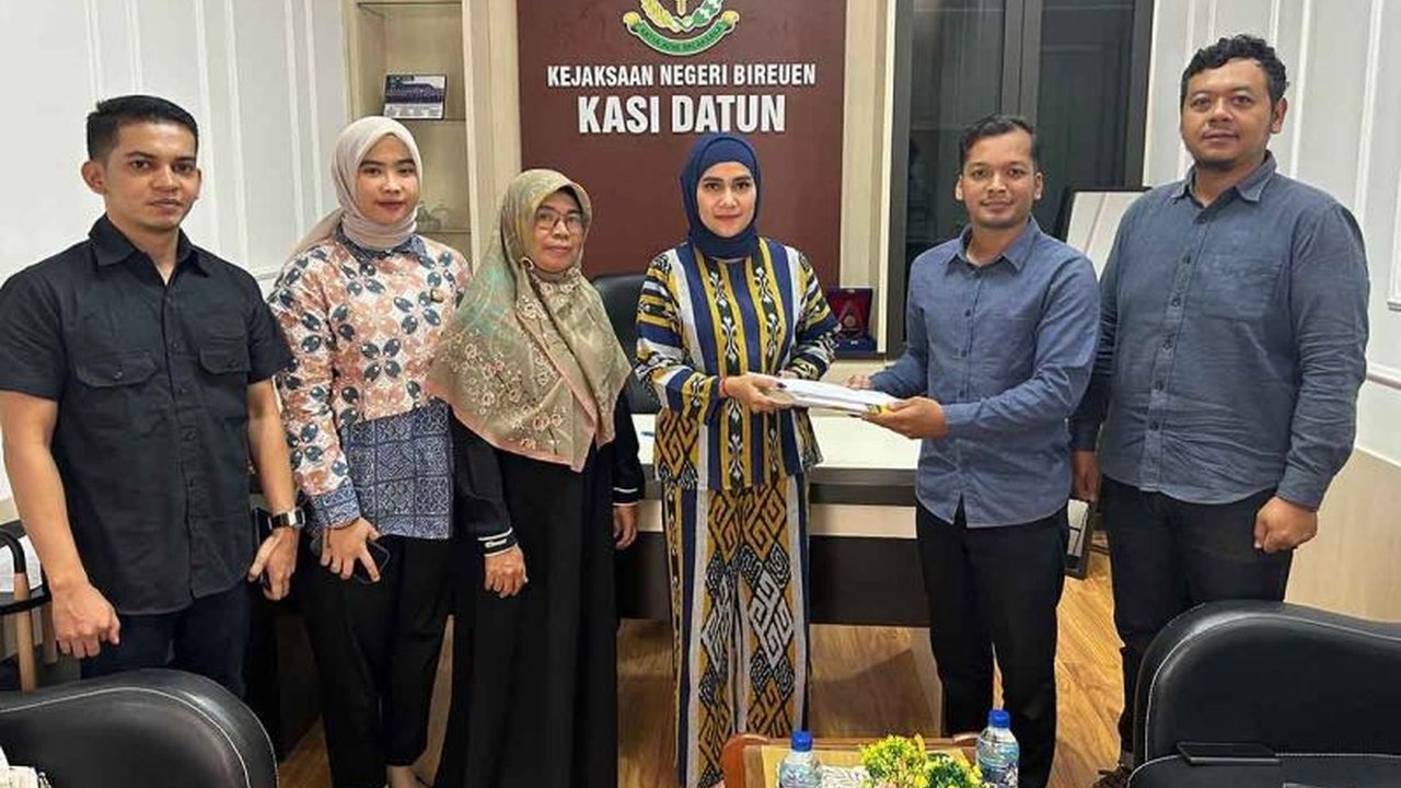 Kejari Bireuen, Aceh, memberikan pendampingan hukum untuk mempercepat sertifikasi 50 tanah wakaf pada awal 2025 guna mencegah sengketa dan penyelewengan, berkolaborasi dengan Kemenag dan BPN setempat.
