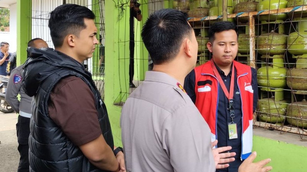Pertamina telah menjatuhkan 100 sanksi kepada agen LPG di Cianjur dan Sukabumi karena pelanggaran distribusi gas subsidi 3 kg, termasuk pemotongan alokasi hingga pemutusan hubungan usaha.