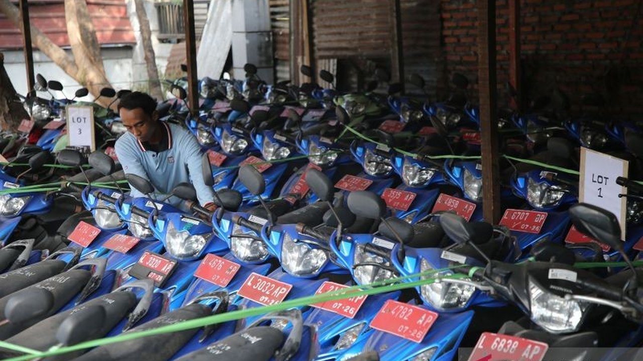 Pemkot Surabaya melelang 74 kendaraan dinas eks kepala OPD, mulai dari motor Honda Supra hingga mobil ambulans Panther, dengan harga mulai Rp500 ribu hingga Rp63 juta melalui situs lelang.go.id.