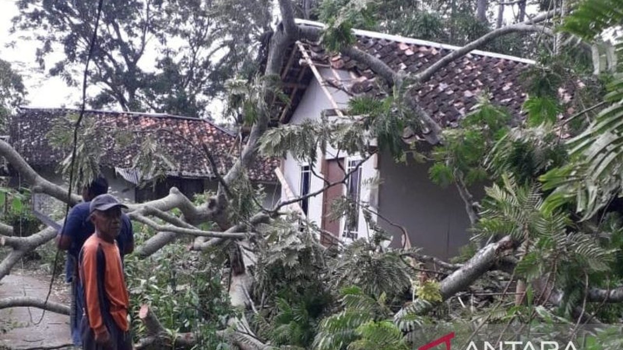 BPBD Cianjur memperingatkan warga, khususnya di wilayah selatan, untuk meningkatkan kewaspadaan terhadap cuaca ekstrem yang berpotensi menyebabkan bencana alam dalam sepekan ke depan.