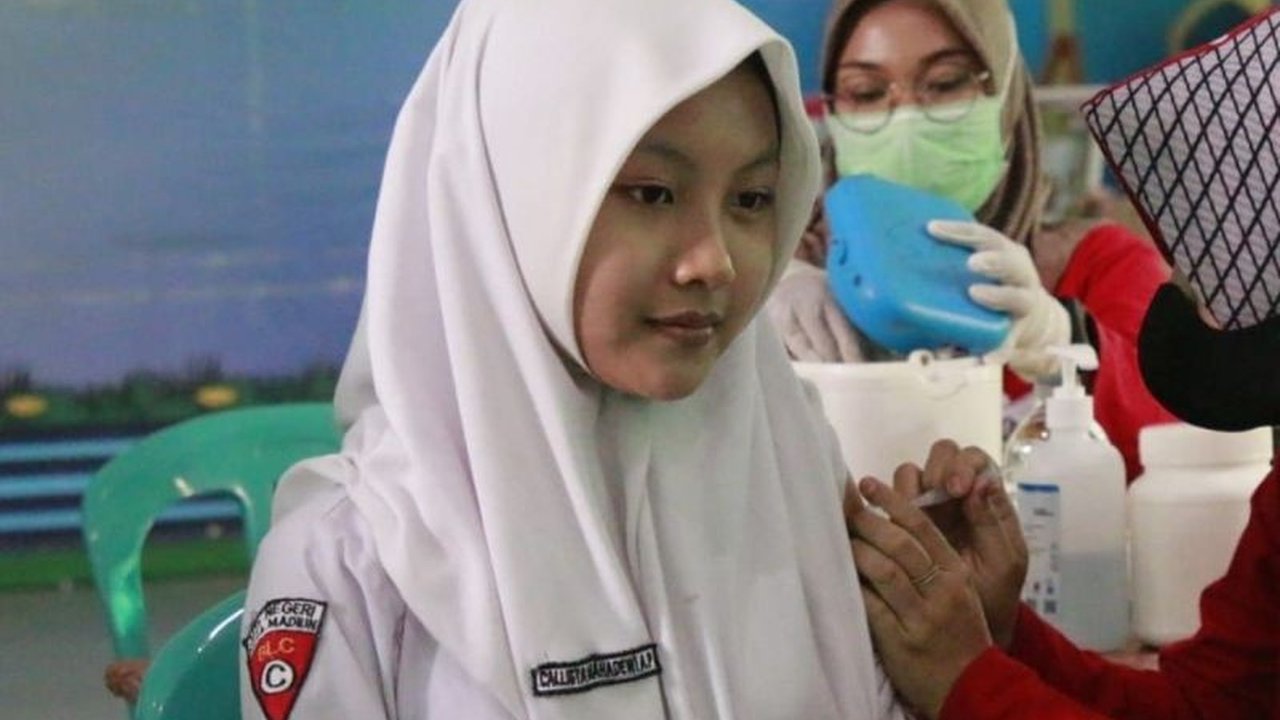 Kota Madiun, Jawa Timur telah memberikan vaksinasi HPV kepada 1910 siswi SD/MI dan SMP/MTs untuk mencegah kanker serviks, dimulai pada 13 Januari 2024.