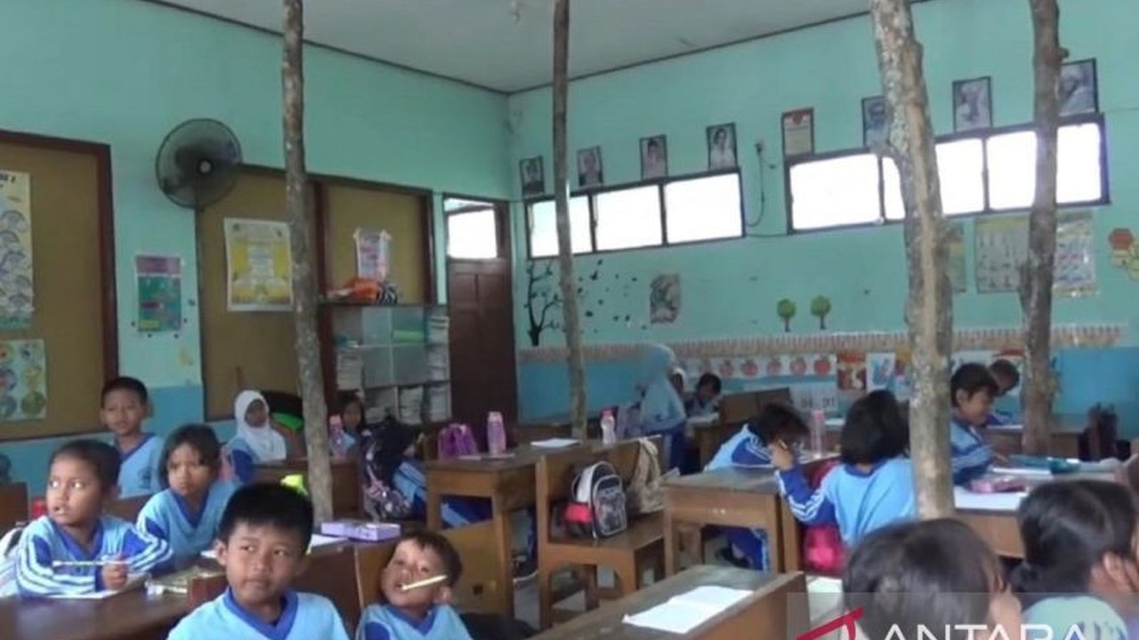 Siswa SDN 3 Grudo, Ngawi terpaksa belajar di perpustakaan karena kerusakan atap kelas yang membahayakan dan belum kunjung diperbaiki oleh pemerintah setempat.