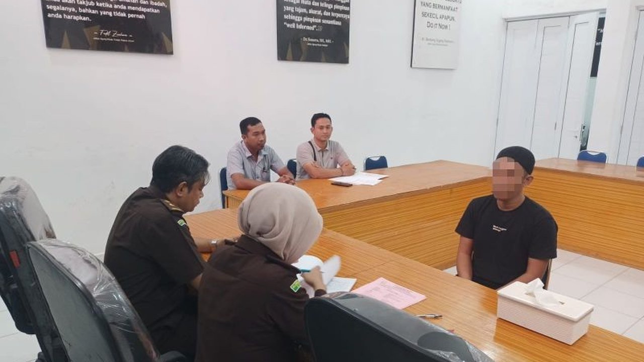 Polres Aceh Barat menyerahkan RA (39) ke jaksa atas kasus pelecehan seksual terhadap anak di bawah umur di Aceh Barat, dengan ancaman hukuman cambuk, denda, atau penjara.