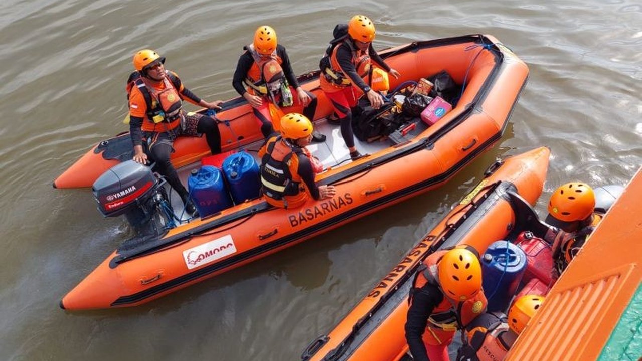Tim SAR gabungan dari Basarnas, TNI AL, dan Polair telah melakukan pencarian selama tiga hari terhadap seorang nelayan, Amir Caco (62), yang tenggelam di perairan Puriri, Timika, Papua Tengah, setelah perahunya diterjang ombak.