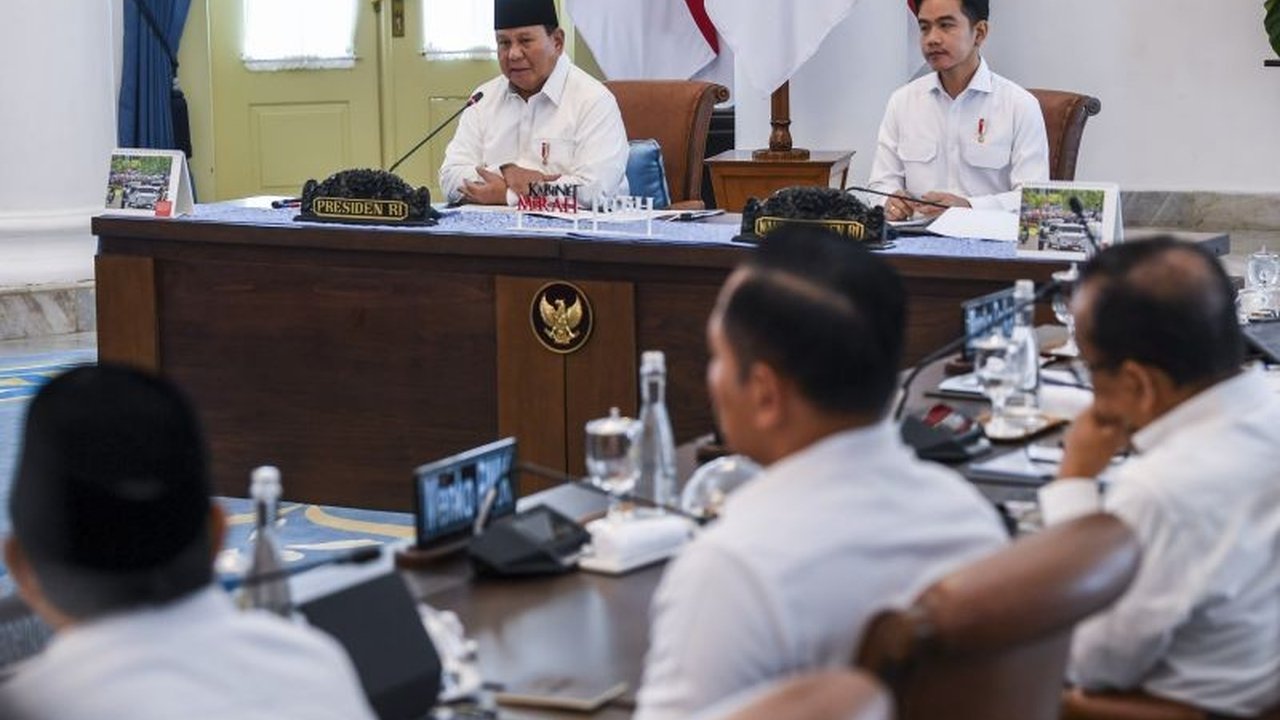 Presiden Prabowo Subianto menekankan pentingnya pertahanan negara dalam kebijakan nasional, menandai pembentukan Dewan Pertahanan Nasional (DPN) setelah 22 tahun disahkannya UU terkait.