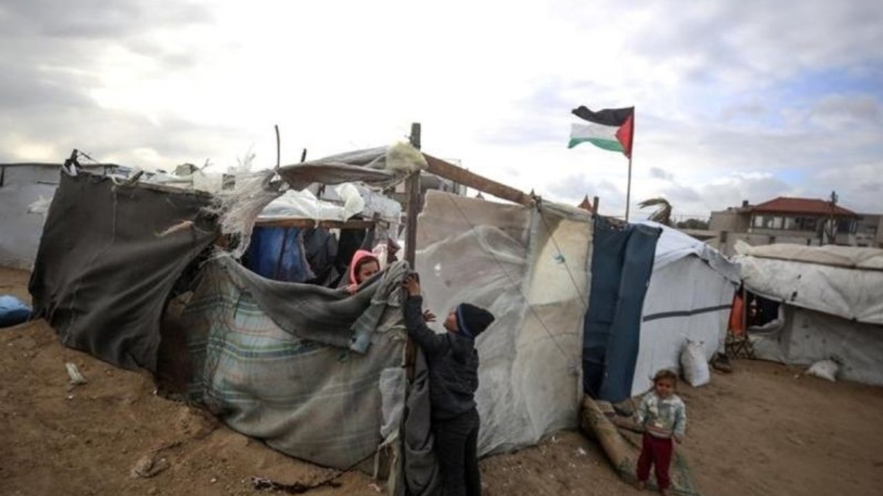 Badai dahsyat menerjang Jalur Gaza, menyebabkan kerusakan parah pada tenda-tenda pengungsi dan memperburuk krisis kemanusiaan yang sudah ada, sehingga mendesak bantuan internasional segera dibutuhkan.