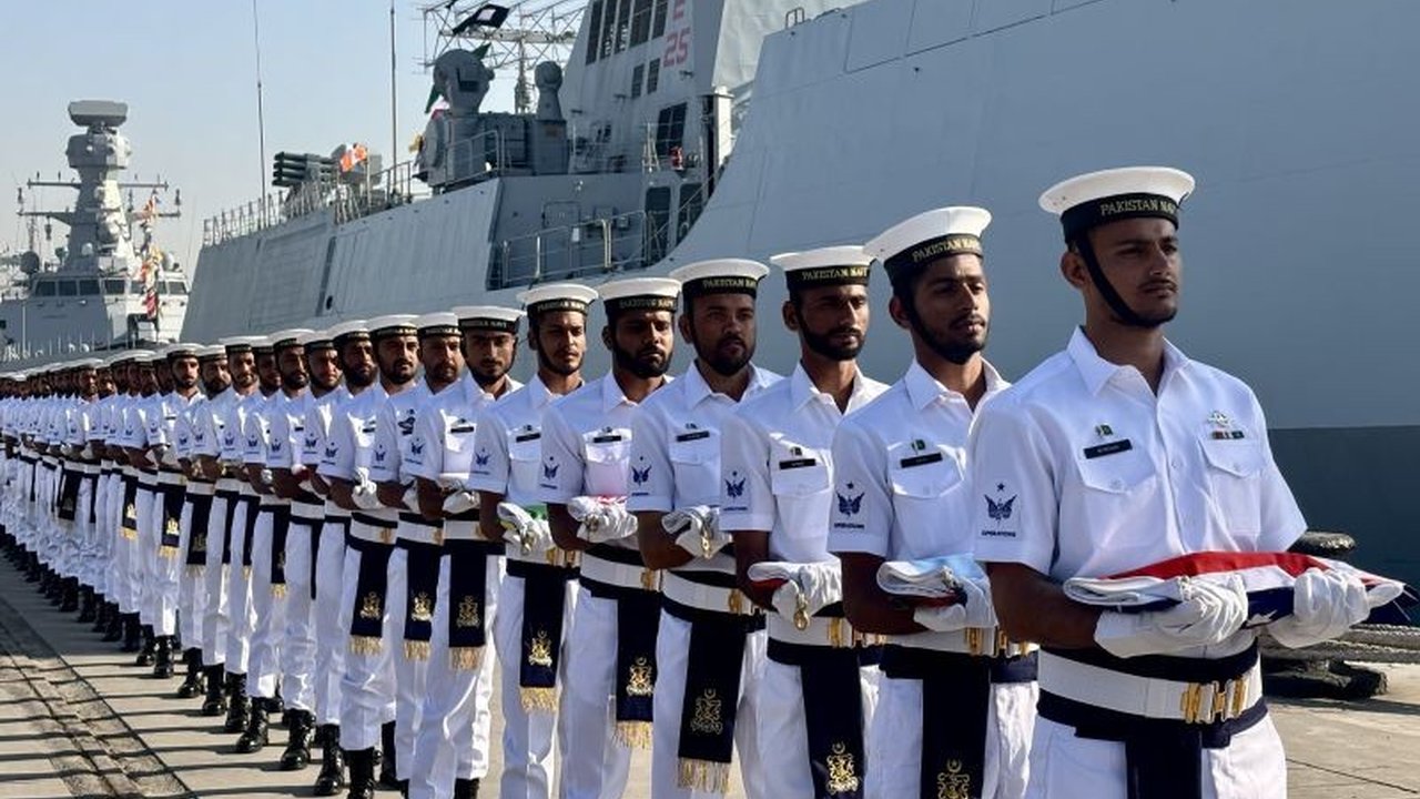 Latihan perang multilateral AMAN Exercise Ke-9 di Karachi, Pakistan, resmi dibuka, diikuti 60 negara dan 30 kapal perang, termasuk Indonesia, untuk meningkatkan kerja sama maritim dan menghadapi ancaman bersama.