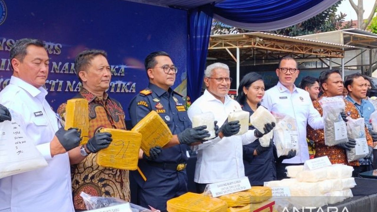 BNN memusnahkan 31 kg barang bukti narkotika dari empat kasus penyelundupan dengan modus baru melalui jasa titipan, melibatkan 16 tersangka dan ancaman hukuman mati.