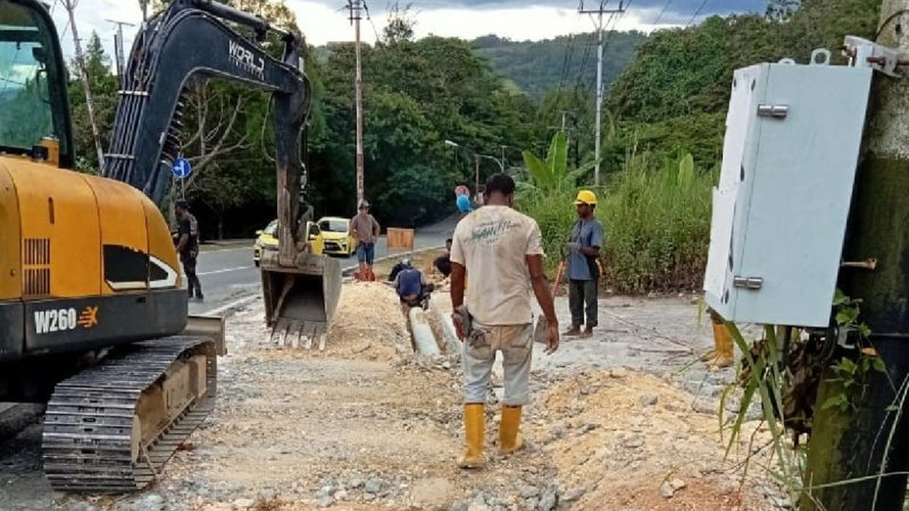 Proyek pembangunan sistem penyediaan air minum di Siborgonyi, Jayapura, terhenti akibat sengketa lahan dengan pemilik hak ulayat yang meminta dana tambahan Rp1,2 miliar, mengancam ketersediaan air bersih bagi masyarakat.