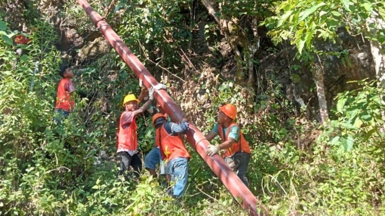 PLN berhasil melistriki 72 desa dan 158 dusun di NTT pada tahun 2024, berkat kerja sama berbagai pihak dan dukungan pemerintah, untuk meningkatkan perekonomian dan kualitas hidup masyarakat.