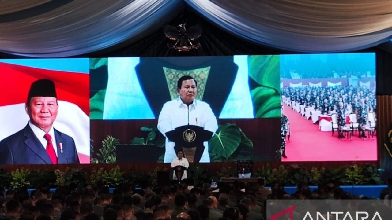 Presiden Prabowo Subianto memberikan pengarahan kepada 1004 perwira TNI di Istana Bogor, didahului dengan penyambutan meriah dan bersalaman dengan seluruh prajurit yang hadir.