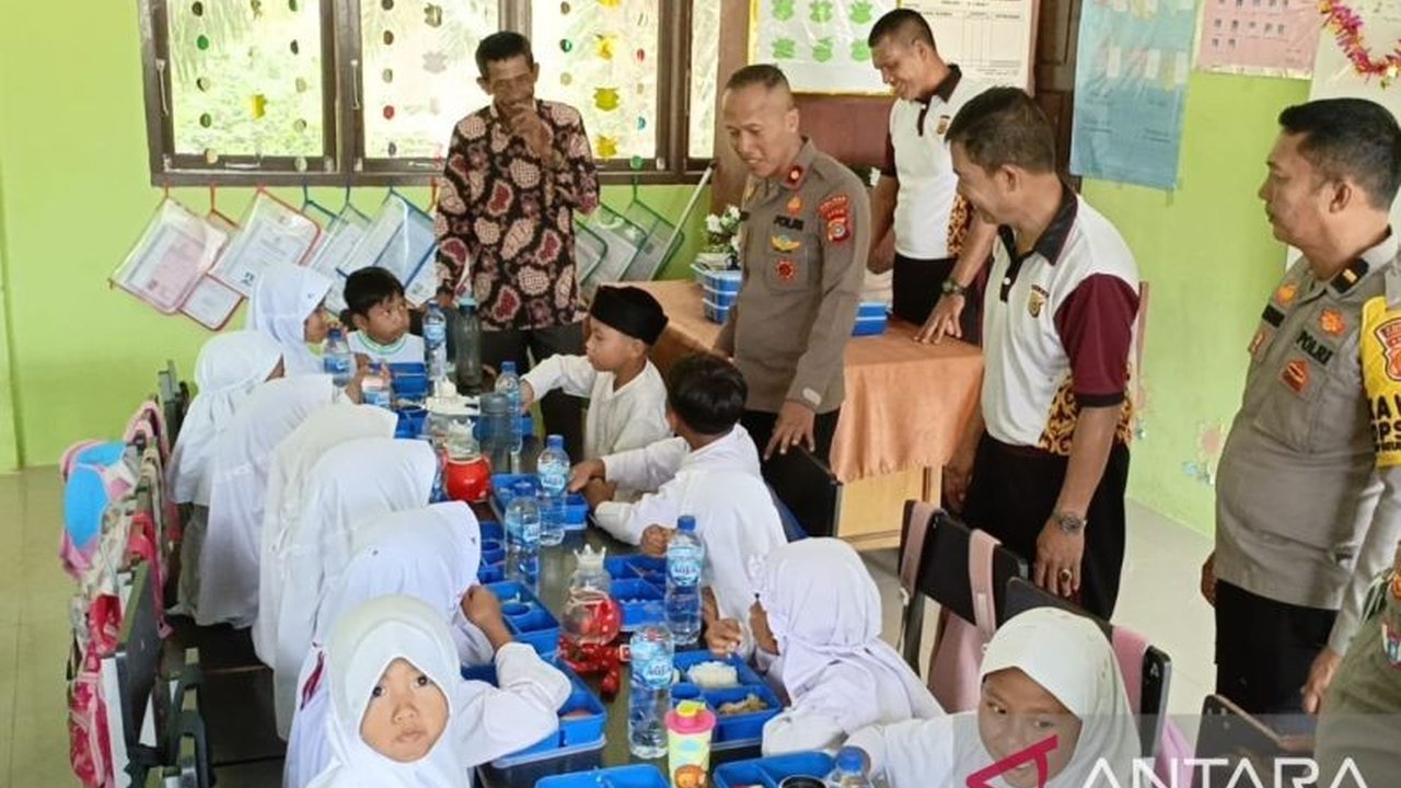 Kepolisian Resor Aceh Barat membagikan makanan bergizi gratis kepada ratusan murid SDN 5 Meulaboh sebagai bentuk dukungan terhadap program pemerintah dan peningkatan gizi anak Indonesia.