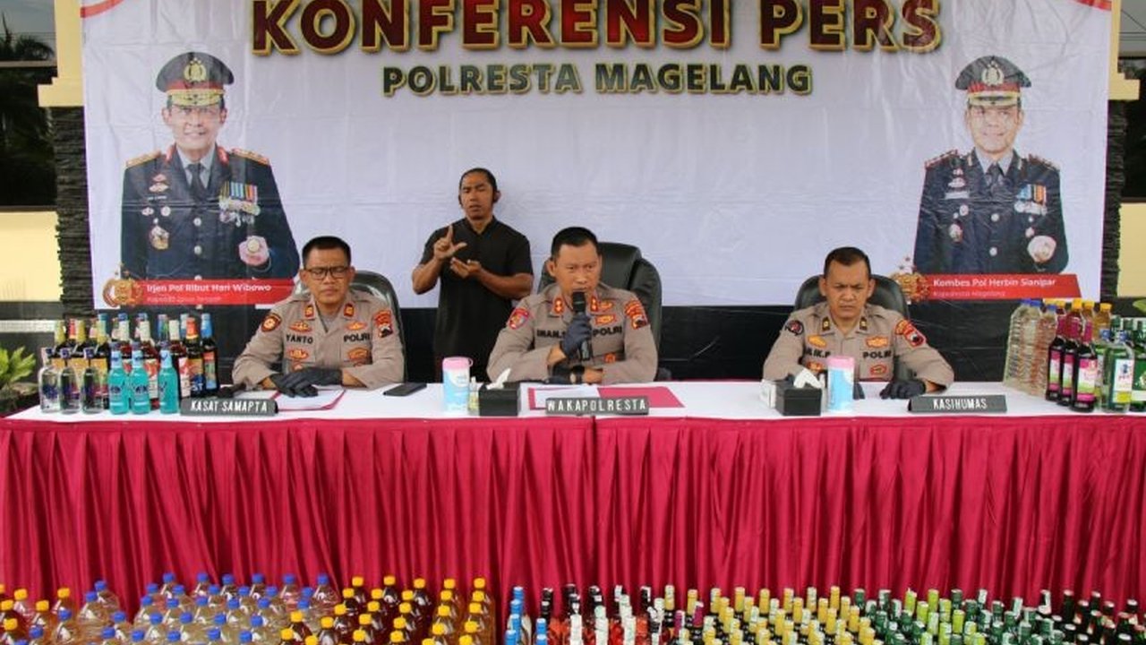 Polresta Magelang mengamankan 1.037 botol minuman beralkohol berbagai merek dari dua lokasi berbeda di Kabupaten Magelang, Jawa Tengah,  berdasarkan laporan masyarakat dan patroli rutin.