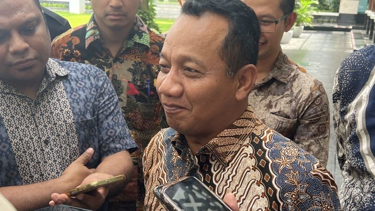 Kementerian ESDM akan merevisi mekanisme Domestic Market Obligation (DMO) batu bara untuk pembangkit listrik PLN, menanggapi permintaan kenaikan harga DMO dari pengusaha batu bara.
