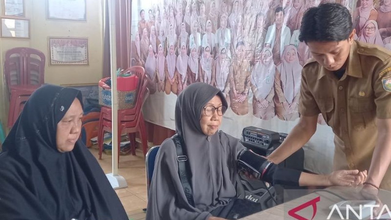 Dinas Kesehatan OKU melakukan pemeriksaan kesehatan menyeluruh terhadap 258 calon haji untuk memastikan kondisi fisik dan mental mereka prima sebelum berangkat ke Tanah Suci, guna kelancaran ibadah haji.