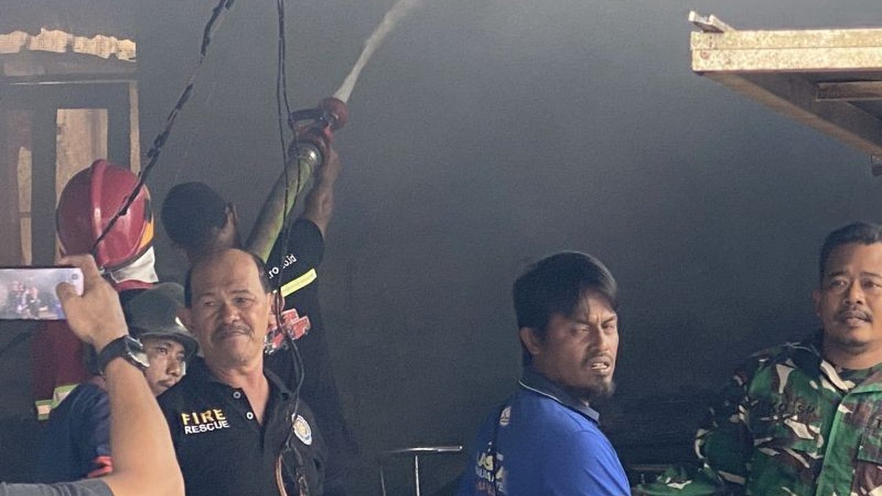 Lima unit pemadam kebakaran dikerahkan BPBD Aceh Barat untuk memadamkan kebakaran tiga ruko dan satu rumah di Jalan Manekroo, Meulaboh; tidak ada korban jiwa, namun kerugian ditaksir mencapai Rp250 juta.