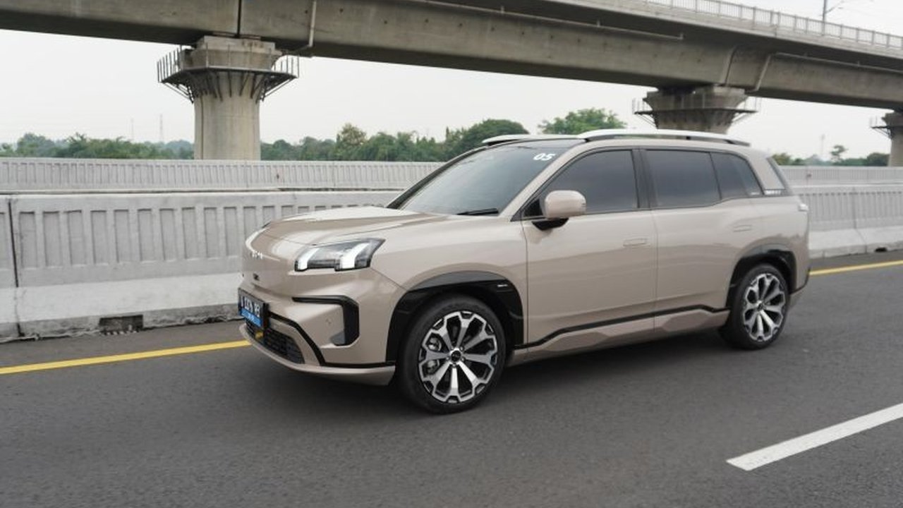 Aion V, mobil listrik asal China, menawarkan fitur-fitur mewah seperti kulkas dan pijat pintar dengan harga yang diprediksi di bawah Rp500 juta, menarik minat pasar otomotif Indonesia.