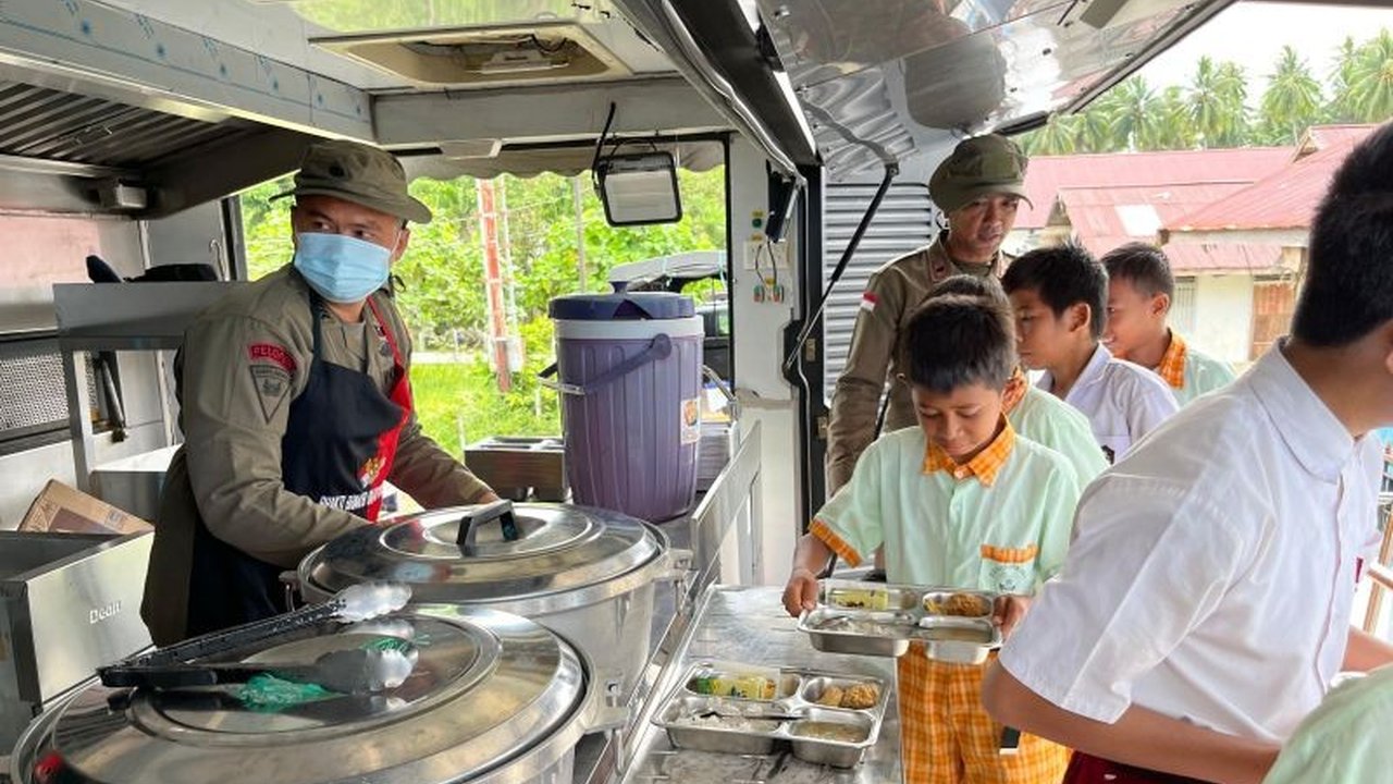 Satgas Operasi Madago Raya Polda Sulteng salurkan 178 paket Makan Bergizi Gratis (MBG) bagi siswa SDN 1 Tokorondo, Poso Pesisir, sebagai bentuk kepedulian Polri terhadap generasi muda dan dukungan program pemerintah.