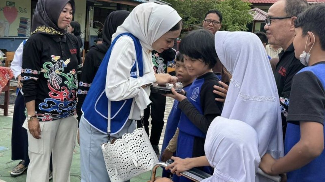 Dalam rangka HUT ke-50 dan mendukung program pemerintah, Iwapi Kalteng menggelar Program Makan Bergizi Gratis (MBG) di SLBN 1 Palangka Raya, memberikan makanan bergizi bagi siswa dan menunjukkan kontribusi nyata organisasi.