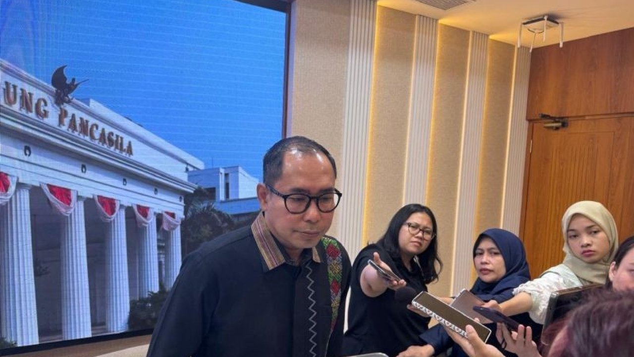 Kementerian Luar Negeri (Kemlu) RI bekerja sama dengan PT Zaveryna Utama memulangkan jenazah Warga Negara Indonesia (WNI) berusia 27 tahun yang meninggal dalam kecelakaan helikopter di Bentong, Malaysia, pada 6 Februari 2024.