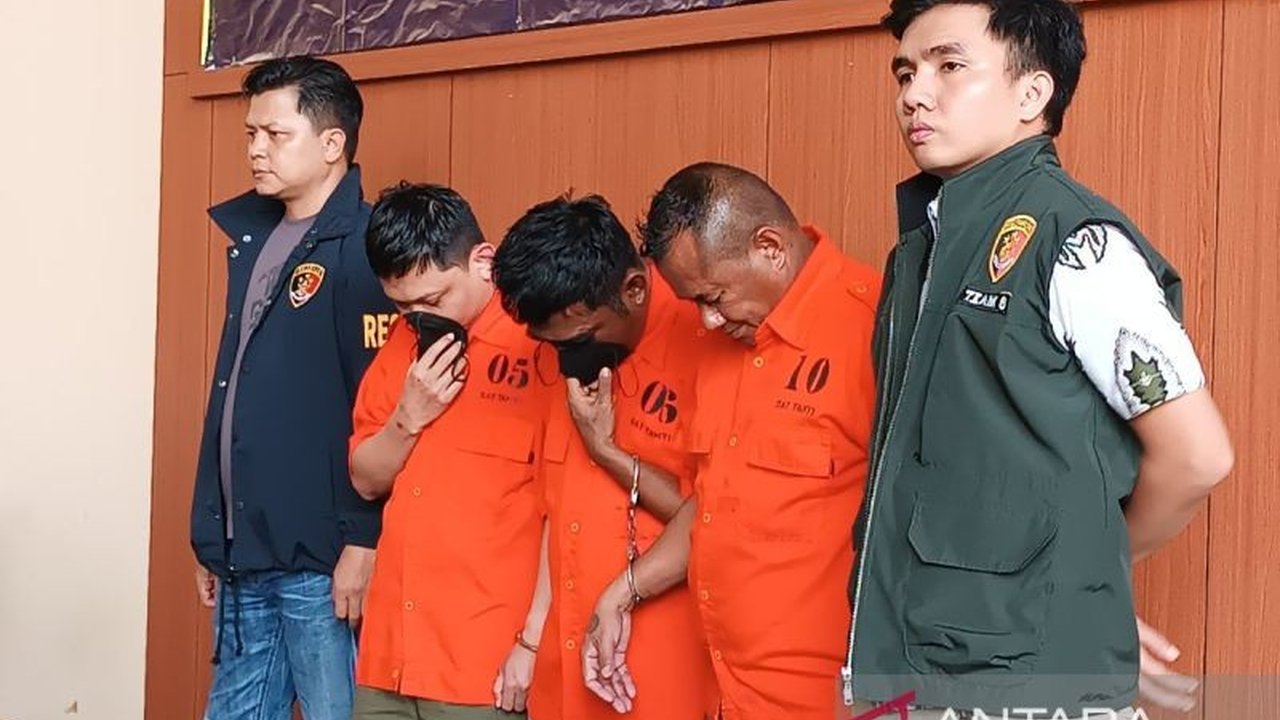 Polres Metro Jakpus menangkap tiga pegawai KPK gadungan yang diduga memeras mantan Bupati Rote Ndao, Leonard Haning, dengan peran masing-masing dalam aksi penipuan tersebut.