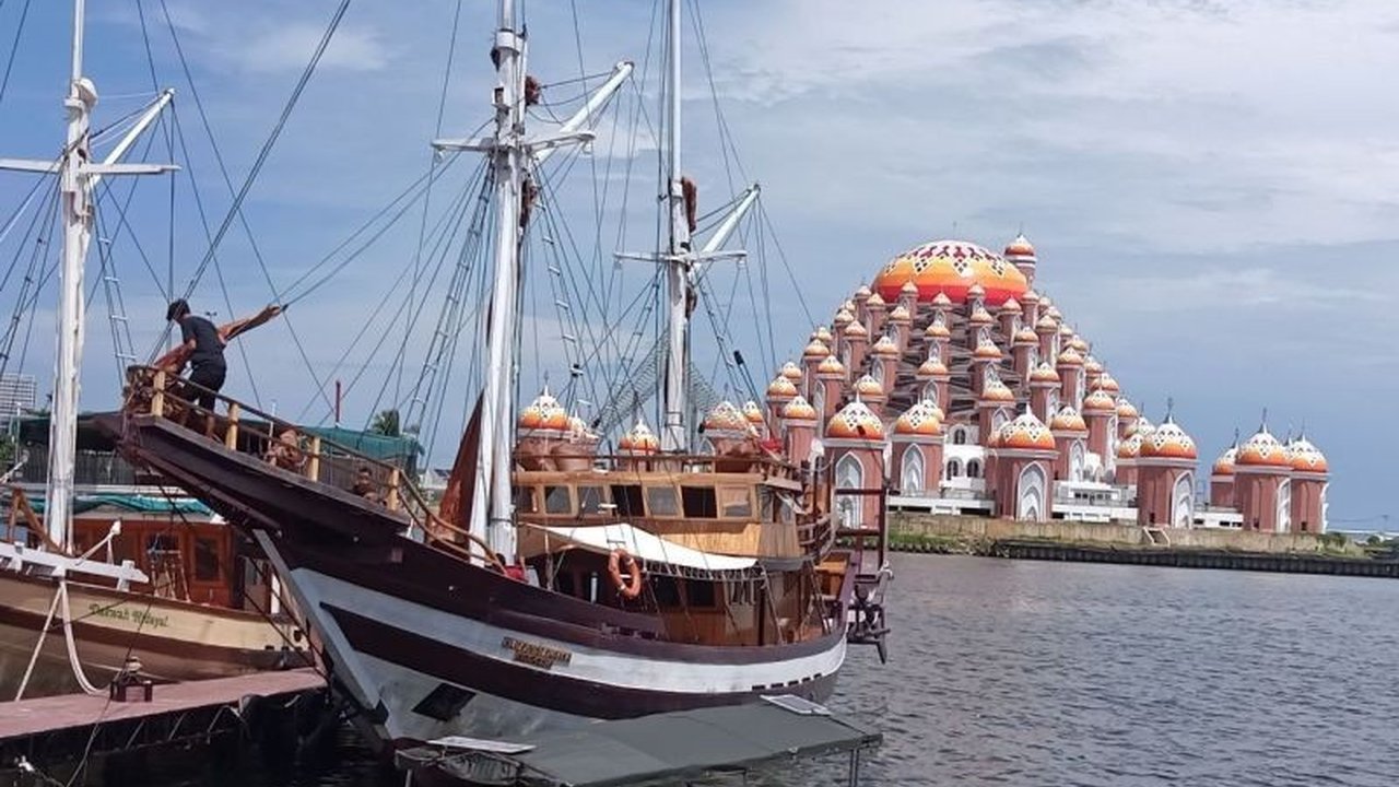 Keenam destinasi wisata unggulan Bulukumba, termasuk Pantai Tanjung Bira dan lokasi pembuatan perahu Phinisi, kini masuk dalam daftar destinasi unggulan Kementerian Pariwisata dan Ekonomi Kreatif.