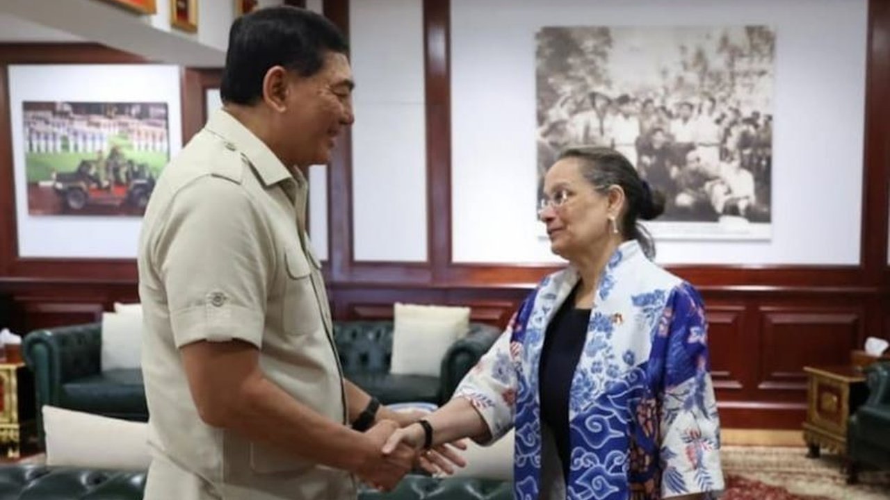 Menteri Pertahanan RI, Sjafrie Sjamsoeddin, bertemu Duta Besar AS untuk membahas Super Garuda Shield 2025, kerja sama pertahanan bilateral, dan isu-isu strategis lainnya, termasuk kebijakan 'Pause Policy' era Presiden Trump.