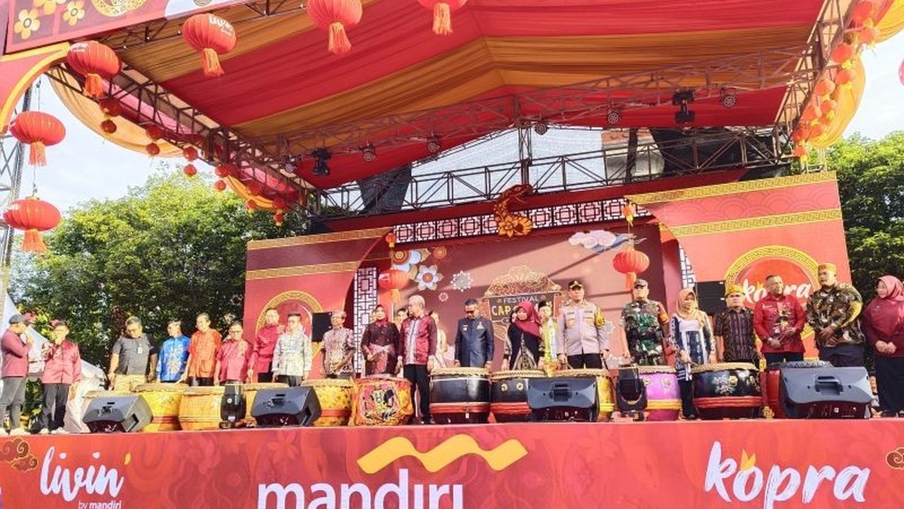 Festival Cap Go Meh 2025 di Pontianak, Kalimantan Barat, bukan hanya melestarikan budaya tetapi juga memberikan dampak positif signifikan terhadap perekonomian lokal, khususnya UMKM.