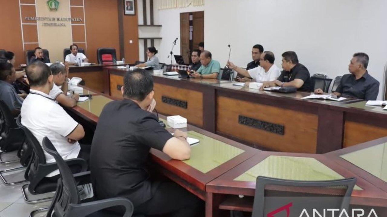 Bupati Jembrana, I Nengah Tamba, perintahkan pencairan gaji pegawai honorer sebelum Hari Raya Pagerwesi untuk memastikan kesejahteraan mereka, sementara Pemkab mencari solusi untuk tenaga non-ASN.