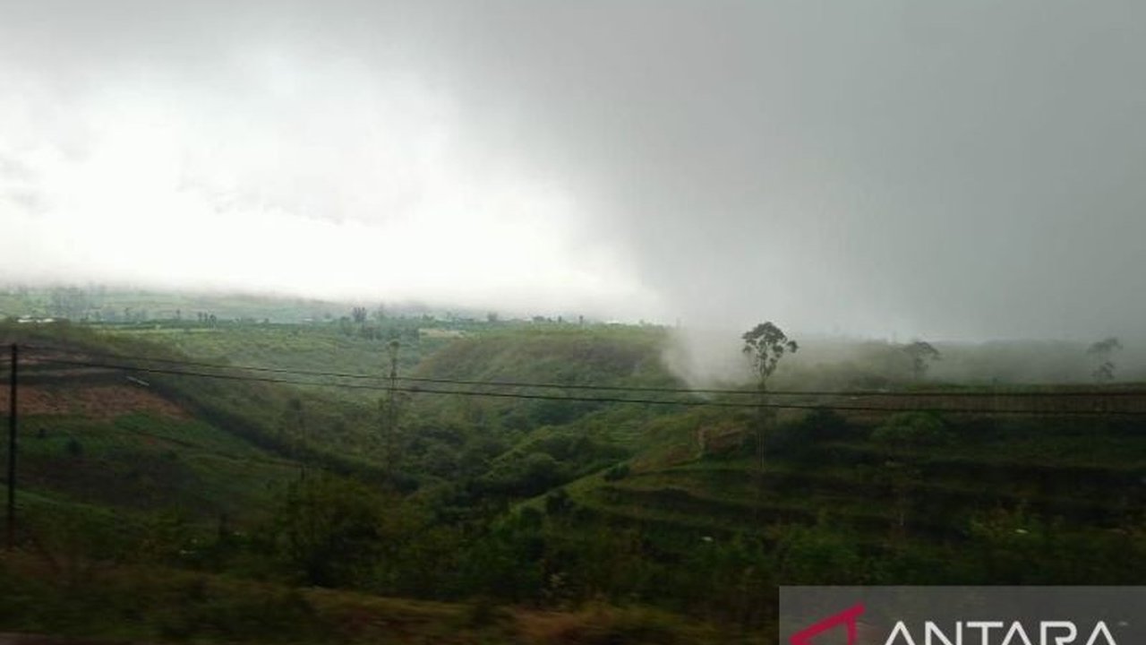 BMKG memperingatkan potensi hujan lebat disertai petir dan angin kencang di Sulawesi Selatan pada 7-10 Februari 2025, meminta masyarakat waspada terhadap bencana hidrometeorologi.