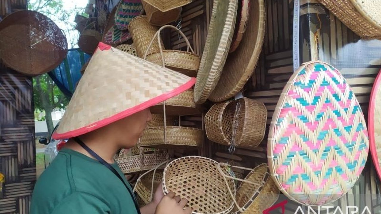 Pj Gubernur Aceh, Safrizal ZA, mendorong pengembangan ekonomi industri kreatif untuk mengurangi ketergantungan pada sumber daya alam,  mengingat potensi UMKM Aceh yang besar dan peluang ekspor kerajinan yang masih terbuka lebar.