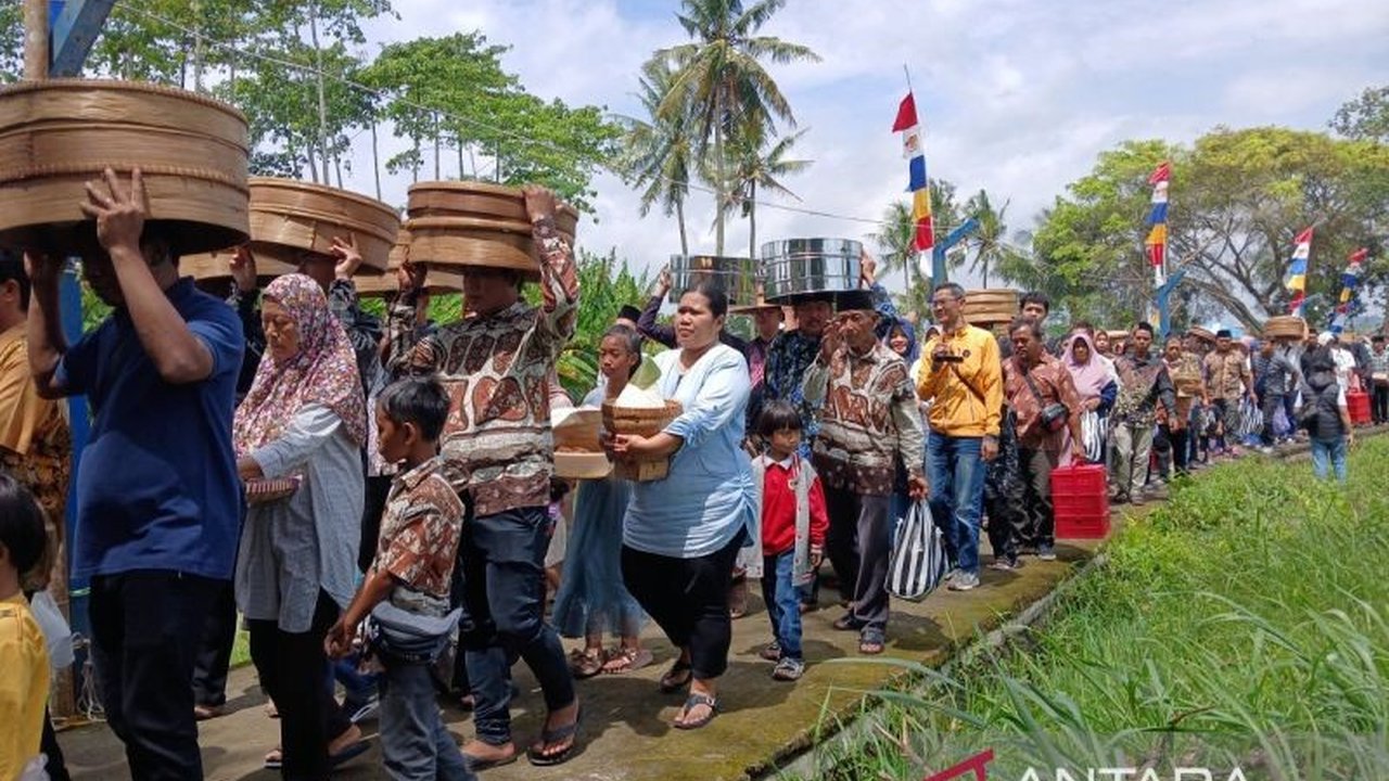 Masyarakat Desa Candimulyo, Temanggung, Jawa Tengah, menggelar tradisi Nyadran Demangan dengan membawa ratusan tenong berisi makanan yang tidak boleh dicicipi selama proses pembuatannya, karena dipercaya dapat mendatangkan musibah, tradisi ini menjadi day
